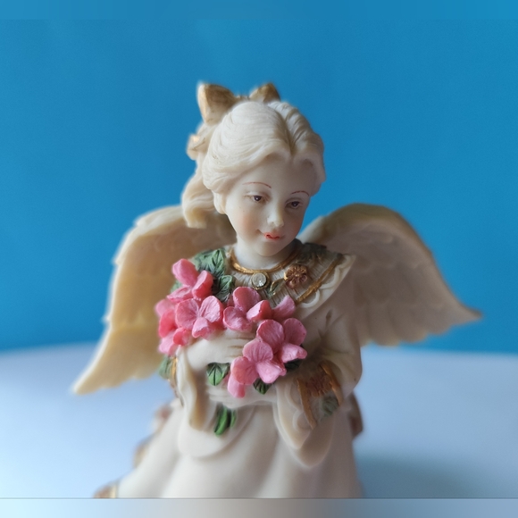 Sarah’s Angels 10th Anniversary Collection ‘April’ figurine - Picture 2 of 7